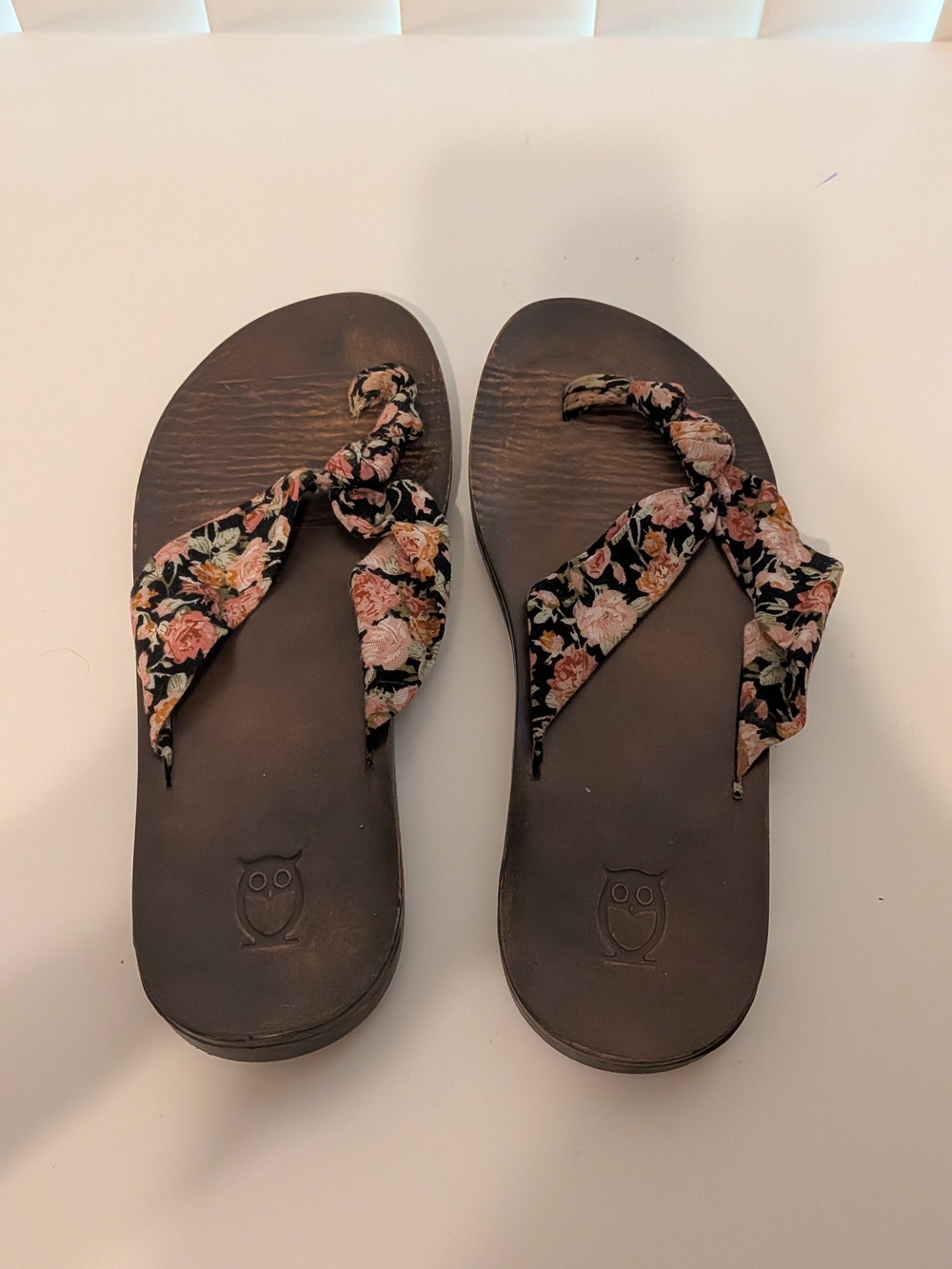 Mossino Women's Size 7 Floral Strap Flip Flop Sandals - Black Floral